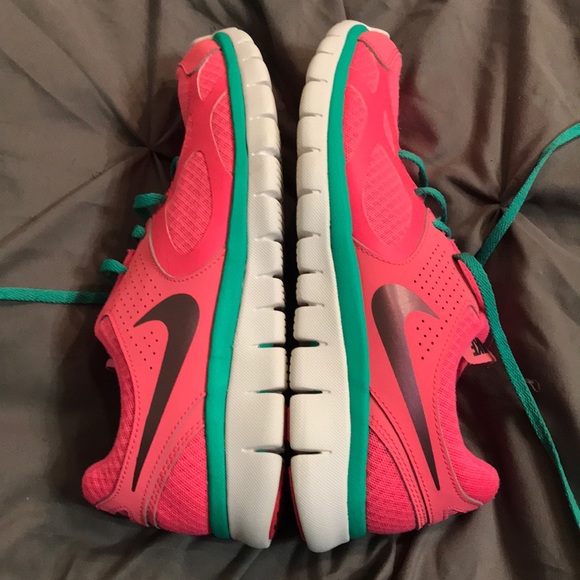 Nike Shoes - Nike 8.5